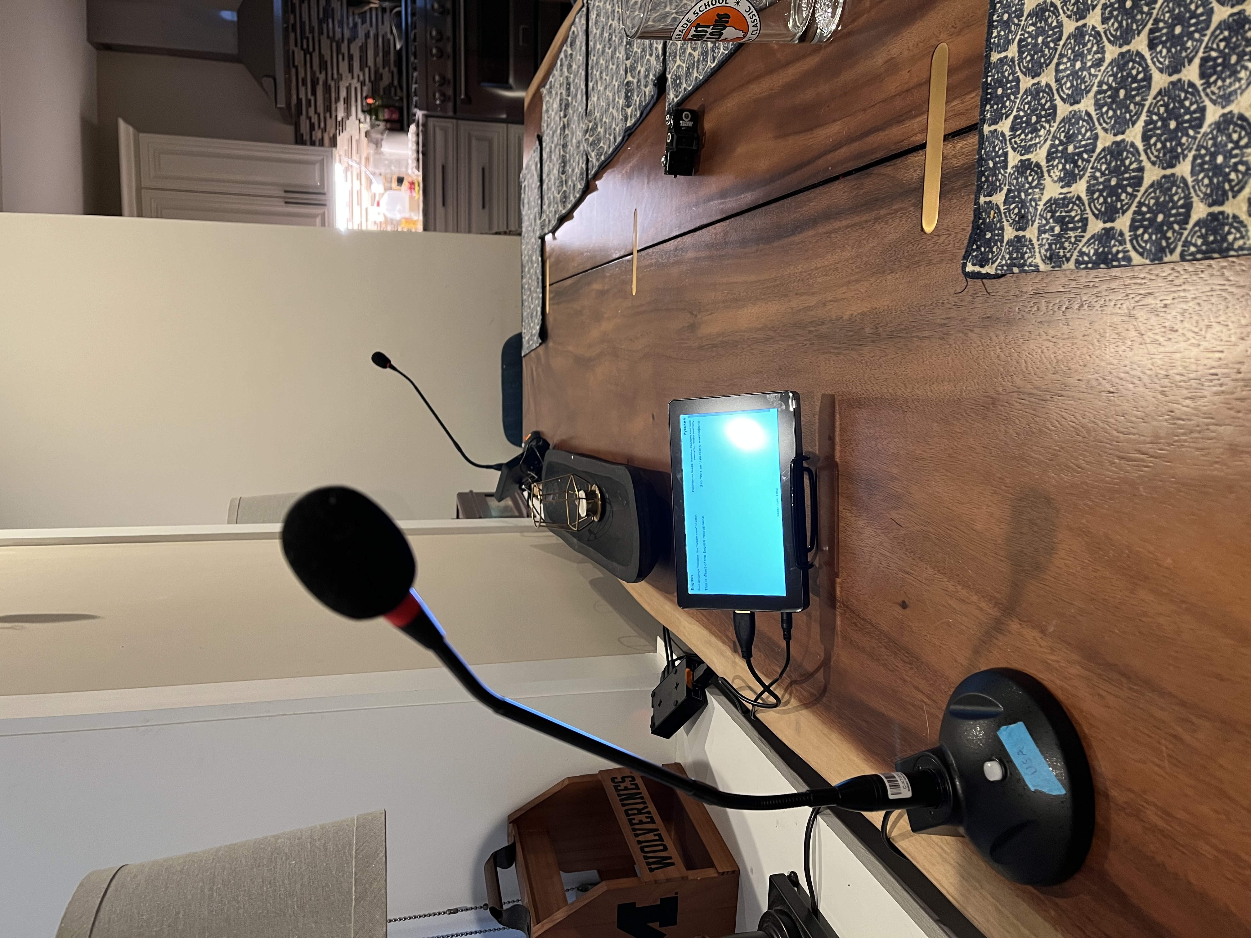 The tabletop translator with two screens back-to-back